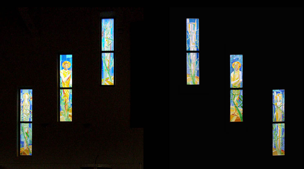 6 vertiklnych okien v priečel kostola, vitre na tmu Sv. Rodiny